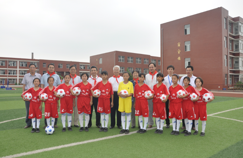 老干部志愿者与温塘学校足球队在一起