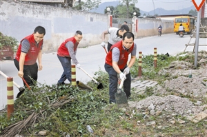 光明办事处党员志愿者在辖区开展卫生清洁活动。