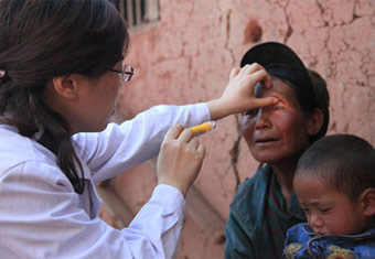 温州医科大学志愿者为大凉山的彝族群众检查眼病