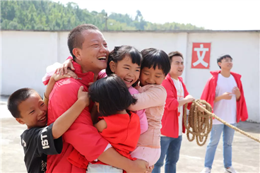 C:\Users\Administrator\Desktop\中国平安志愿者队员白龙在支教期间与孩子们玩耍.png