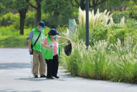 上海：“益”起行动，“悦”读浦江浦东民间河长志愿者开展护河清洁活动