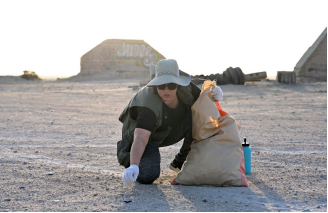 新华社：世界清洁地球日 科威特志愿者清洁海滩