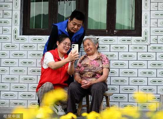 视觉中国：江西上饶 党员志愿服务队上门为山区群众代办养老认证